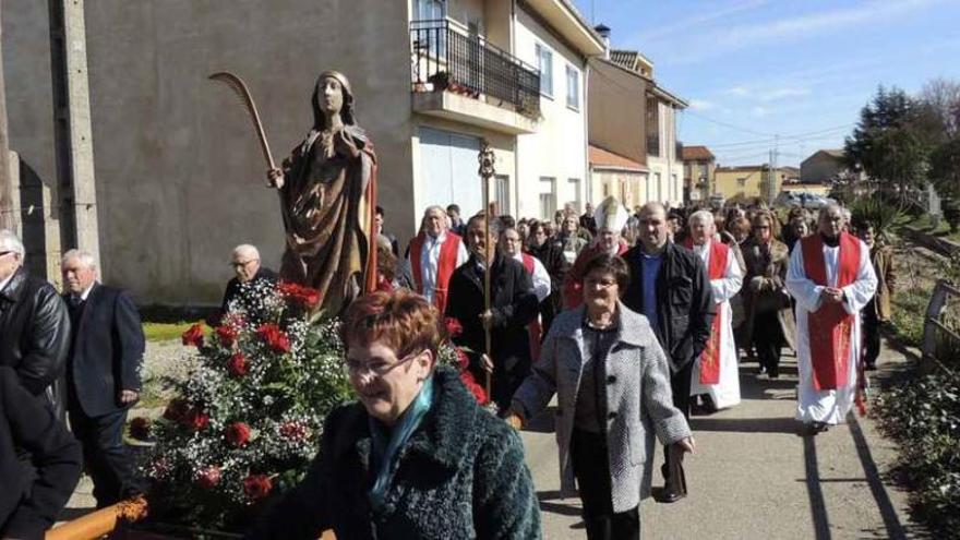 La imagen de Santa Marta procesiona por las calles de la localidad.