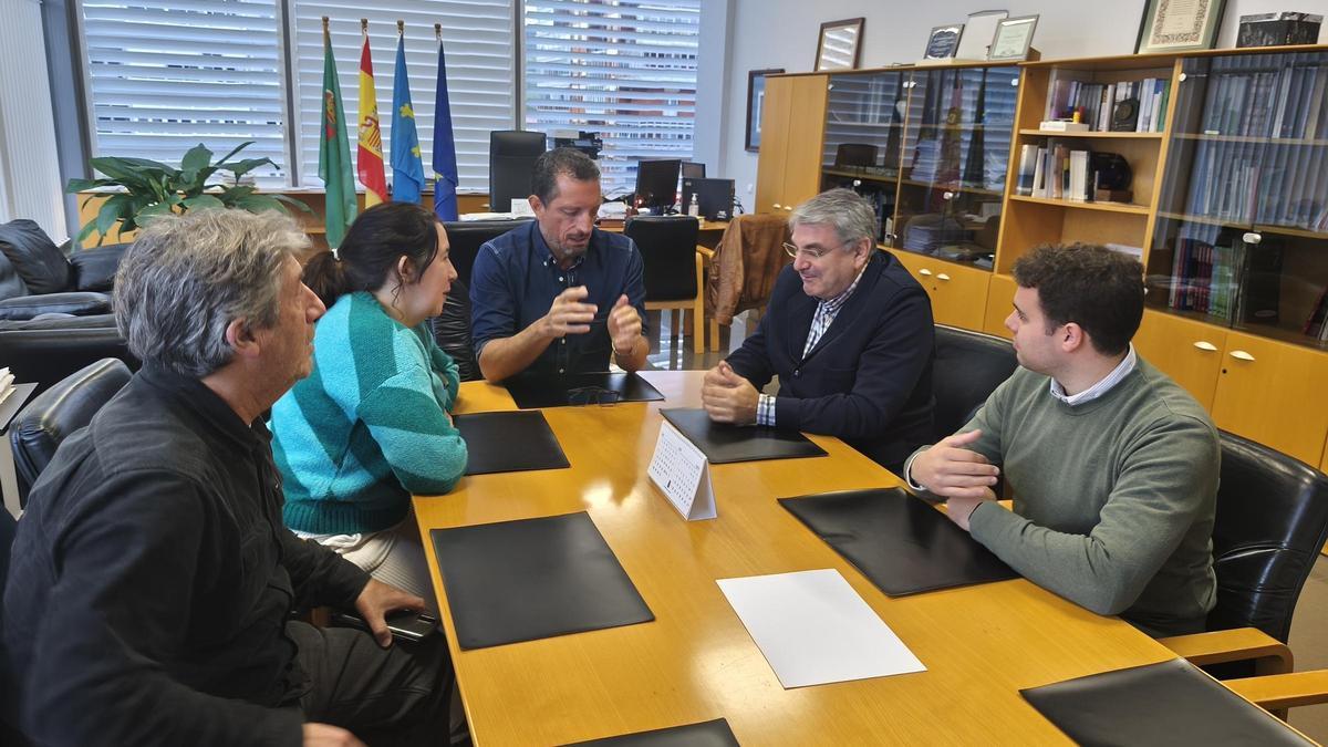 Un momento de la reunión en el Ayuntamiento con los responsables del estudio que llevará a cabo la Universidad