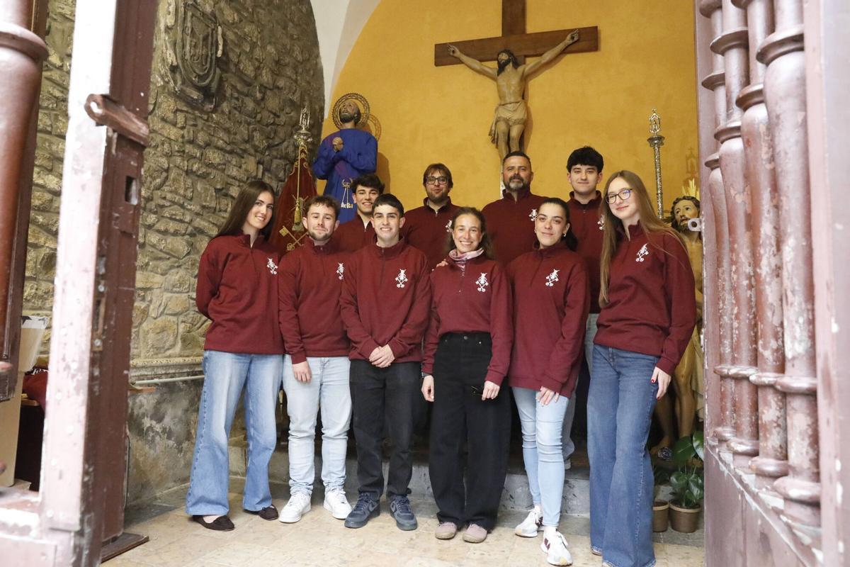 Miembros de la cofradía de San Pedro de Rivero en la capilla homónima.
