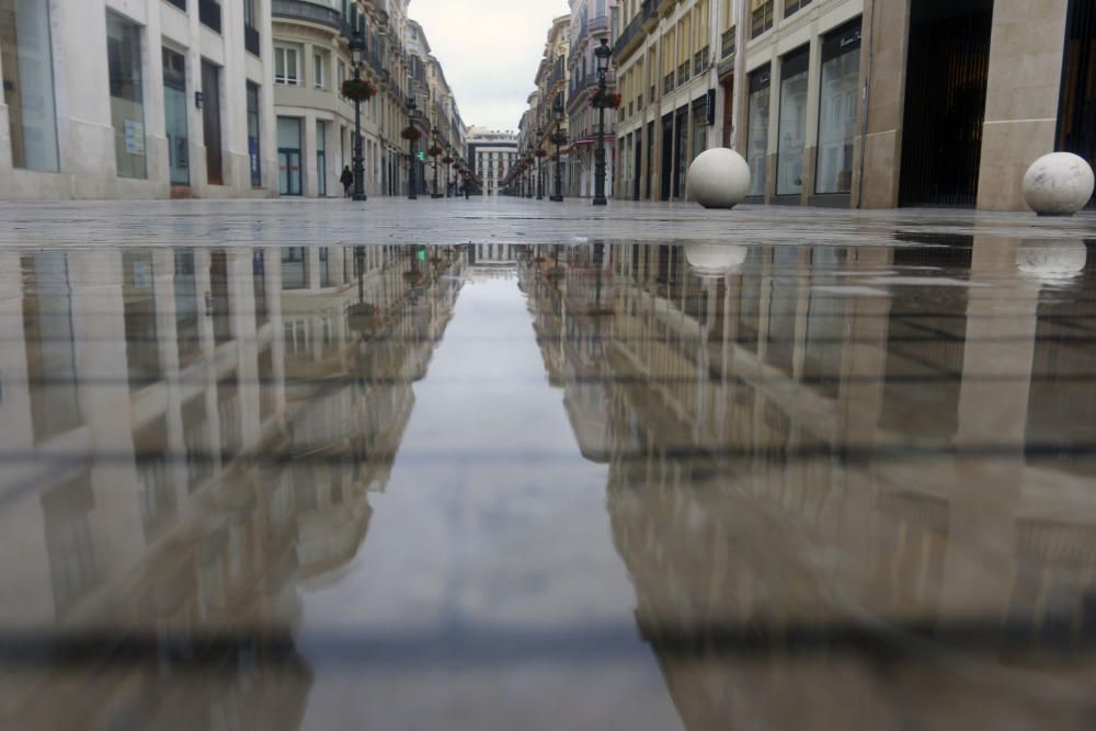 Más de un mes de confinamiento domiciliario y Málaga sigue repitiendo la estampa de las últimas semanas. Calles vacías, comercios cerrados, apenas personas por la calle, siempre con mascarilla, y la poca actividad que se aprecia en un control policial en pleno Paseo de los Curas...