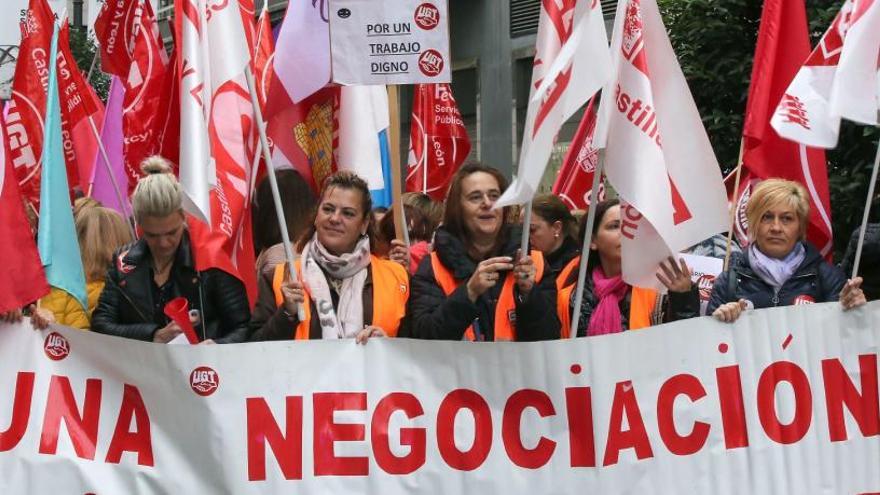 Manifestación en Valladolid por los derechos de 37.500 empleadas en dependencia