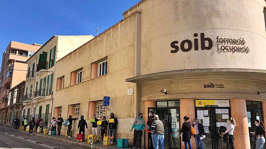 Los ‘riders’ simularon guardar la cola del paro en el SOIB.