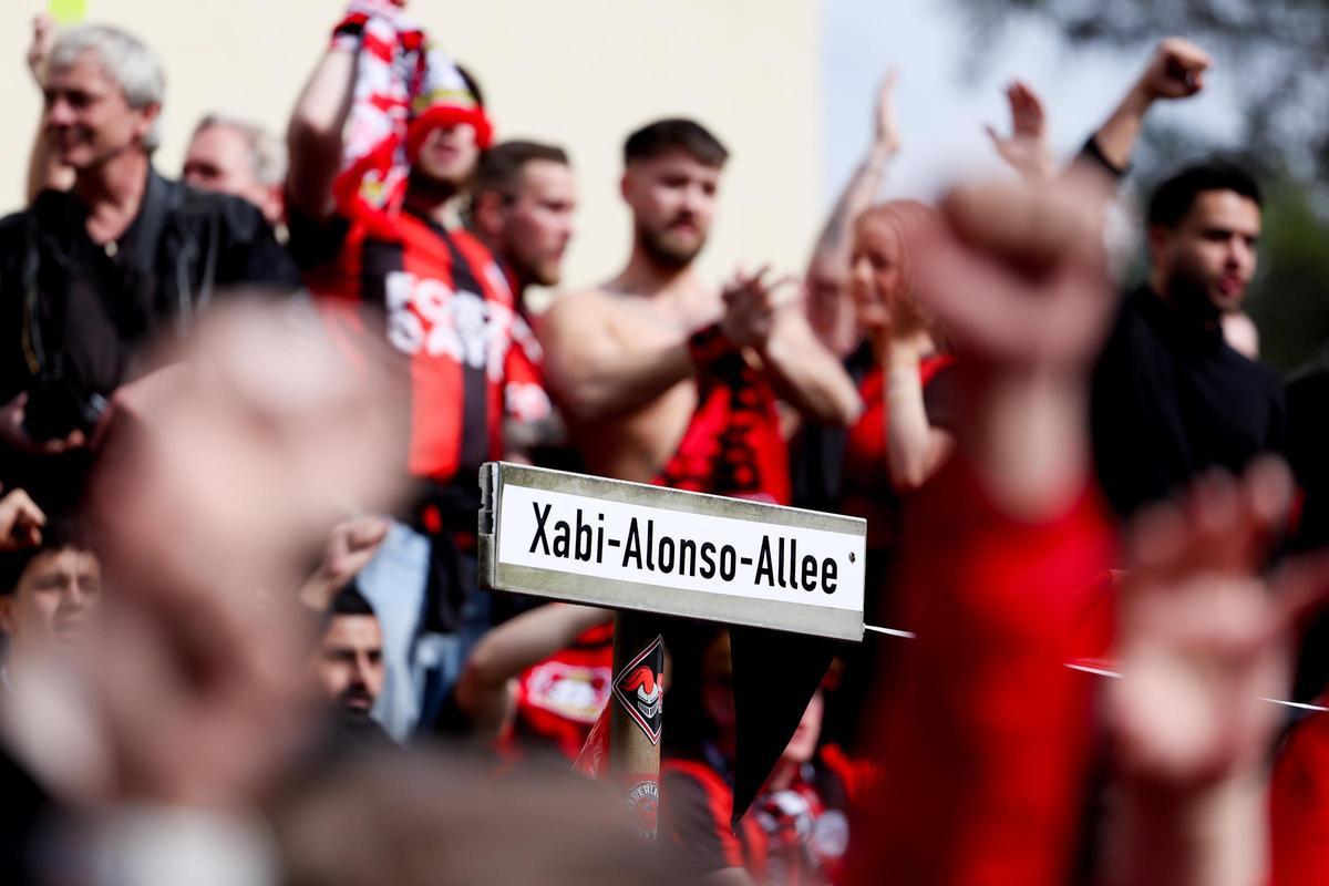 Los seguidores del Bayer Leverkusen reciben al equipo a su llegada al estadio BayArena. Los seguidores del Bayer Leverkusen reciben al equipo a su llegada al estadio BayArena.