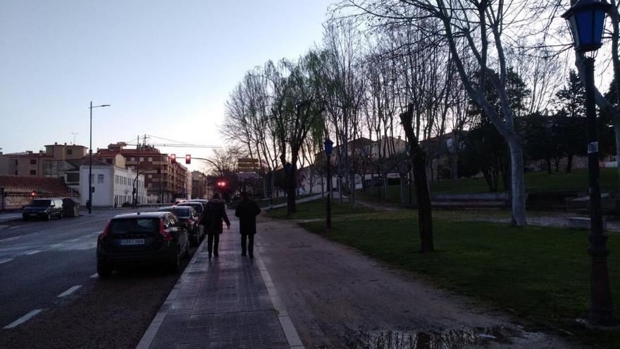 Una pareja camina por el parque de San Martín.