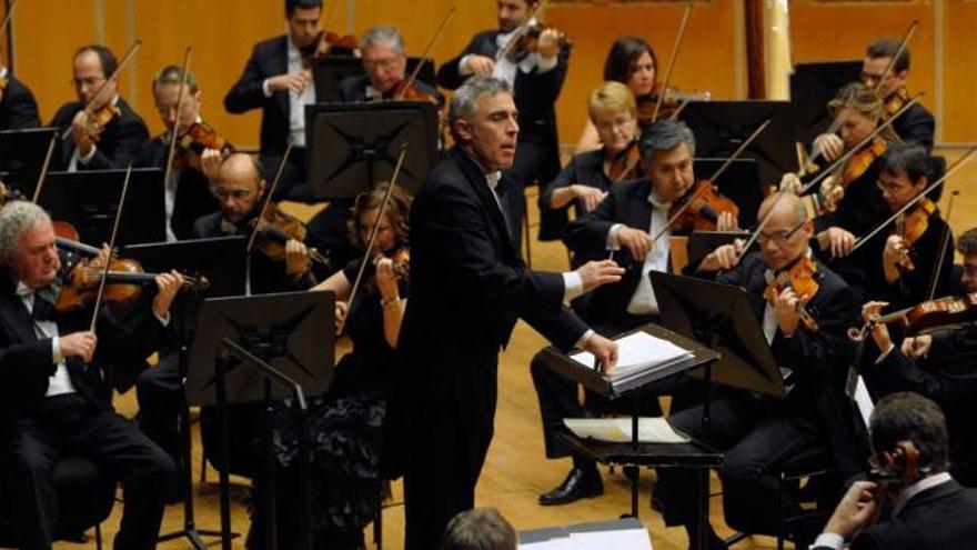 El maestro David Lockington, en la noche de ayer, en el auditorio de Oviedo, al frente de la OSPA.