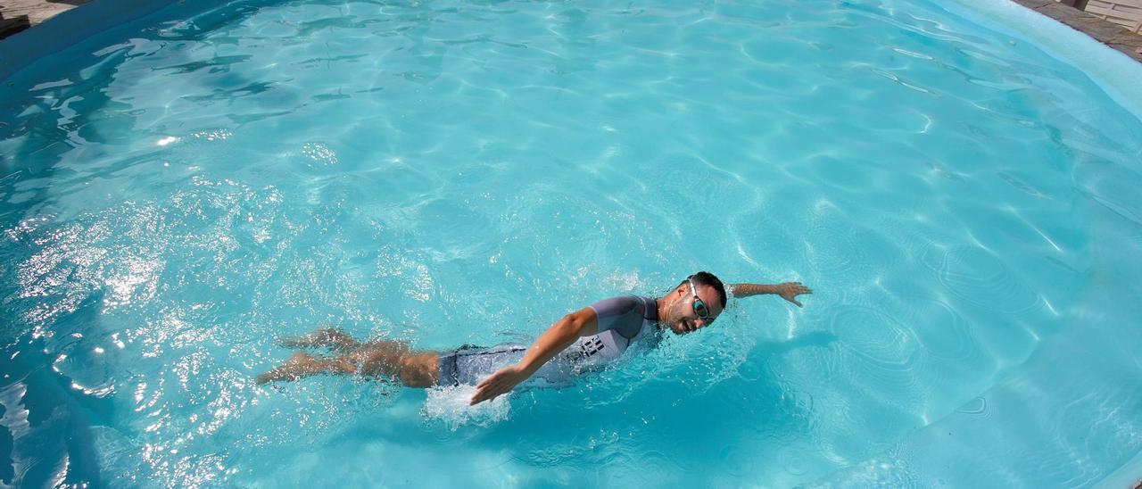 GAVA 18/09/2023. Alberto Lorente nadador extremo y record Guiness. Intentara conseguir otro record, nadara durante 24h en piscina circular de 8m de diametro como los delfines y orcas en cautividad. Foto de Maite Cruz