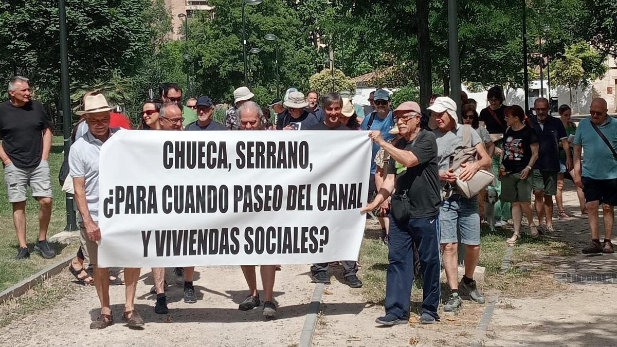 El paseo ha incluido mensajes al Ayuntamiento de Zaragoza.