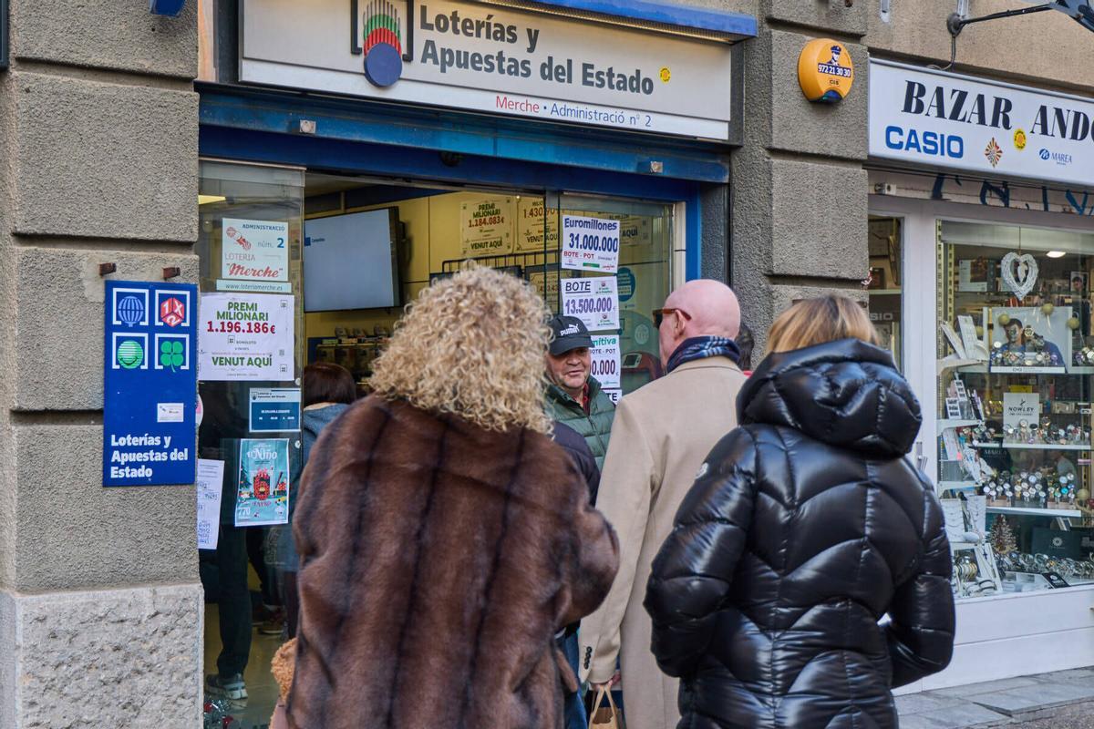 20260102Cues a l´admistració de lotería La Merche per conseguir un numero del NIÑO