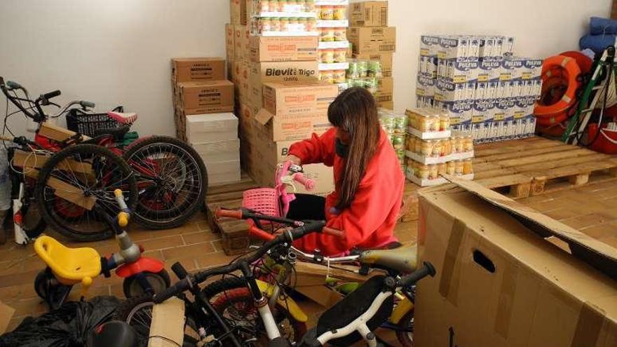 Arantxa Martínez de Murguía, revisando las donaciones.