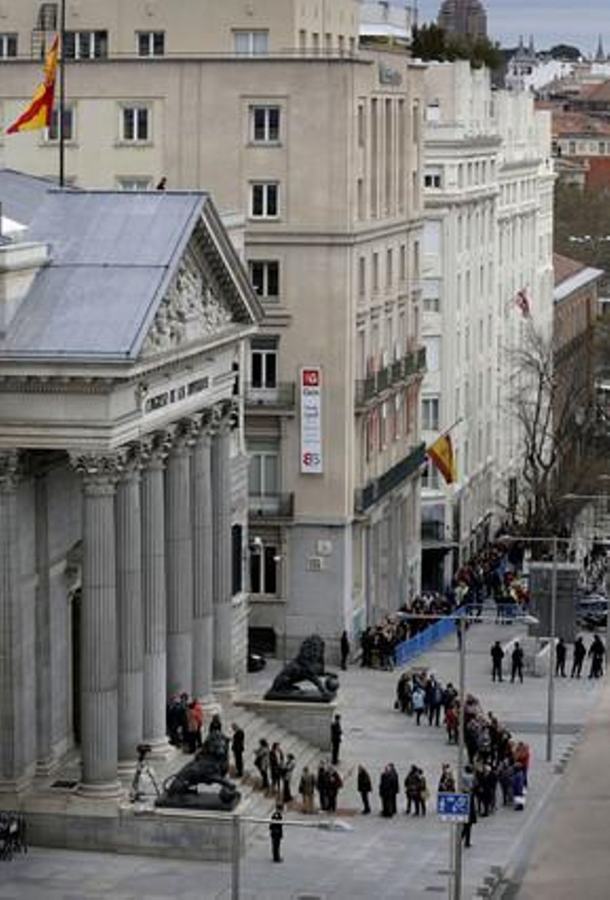 Una multitud de persones s’han acostat a la capella ardent amb les restes mortals d’Adolfo Suárez.