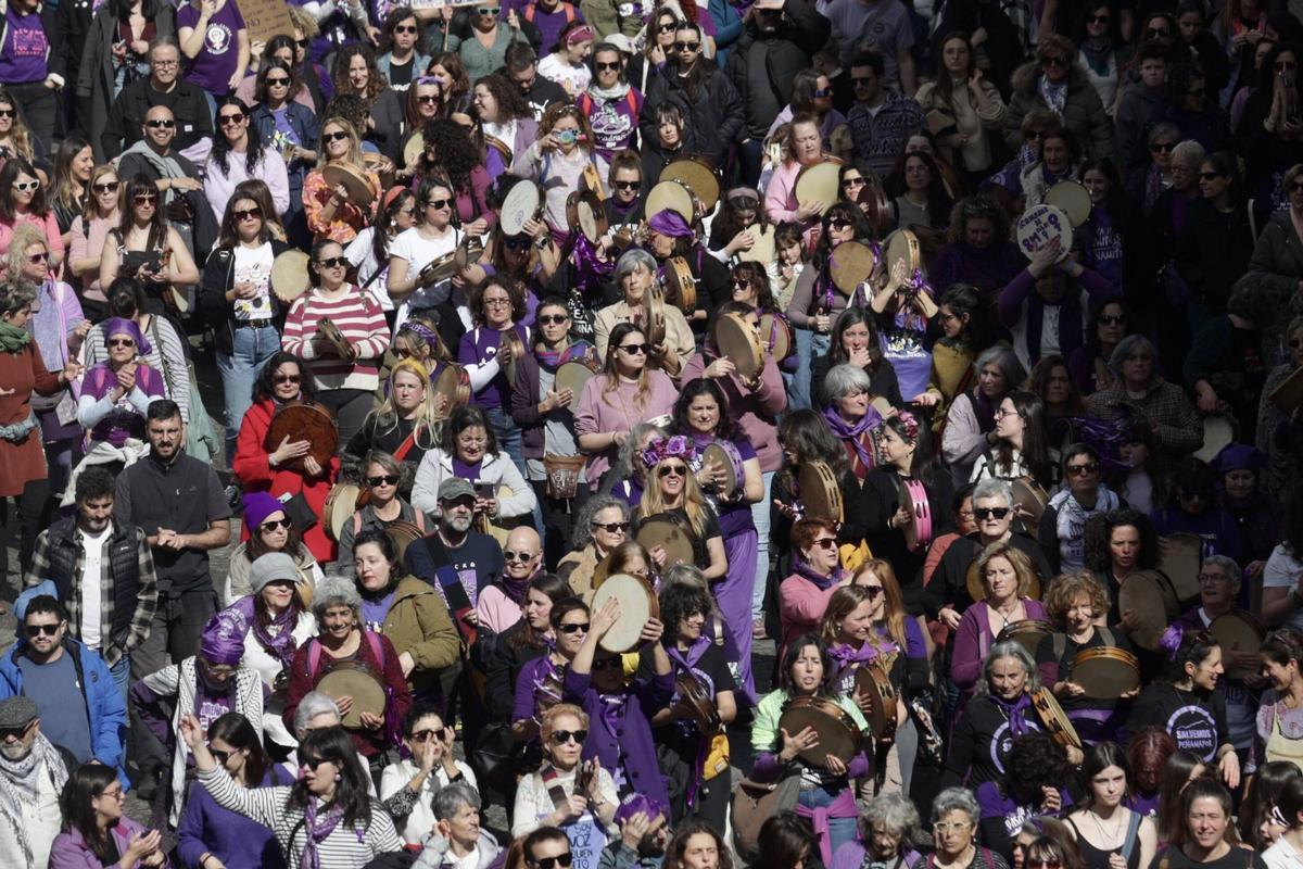 EN IMÁGENES: Un multitudinario y diverso 8M desborda las calles de Villaviciosa y celebra a la mujer rural