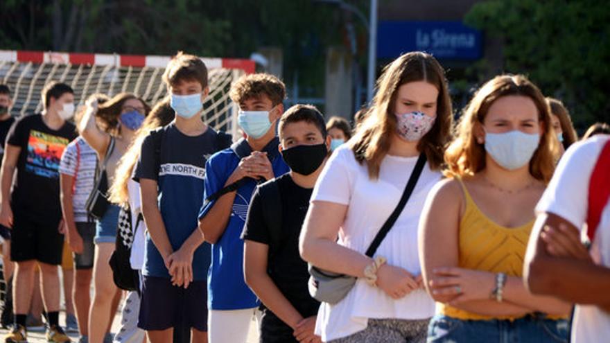 El comitè científic assessor de Salut proposa que els alumnes puguin treure&#039;s la mascareta al pati de l&#039;escola