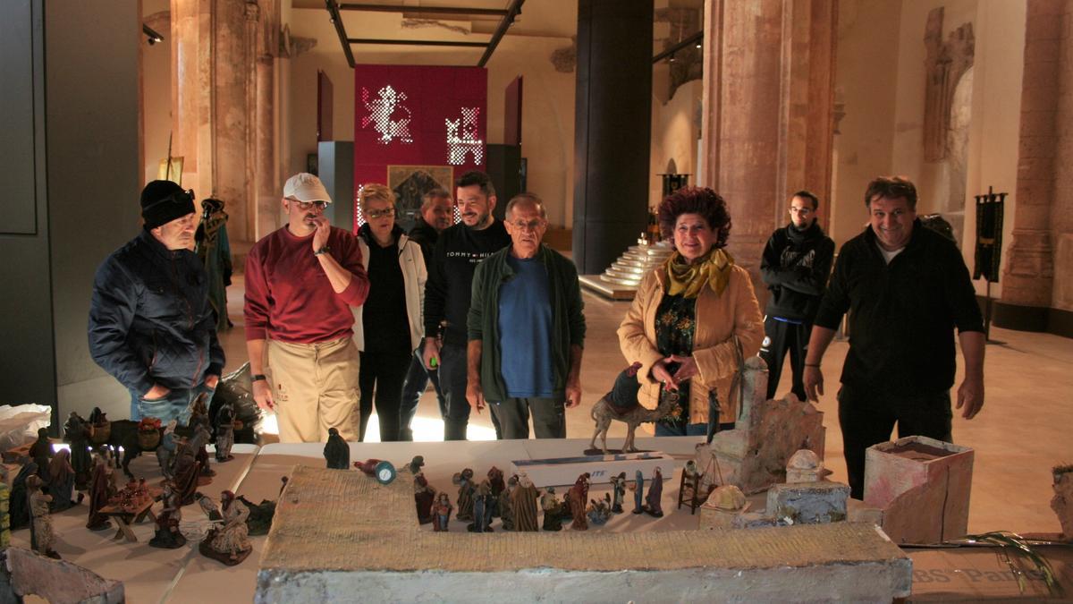 Integrantes de la Federación San Clemente y de la Asociación Belenista trabajando, este domingo, en el montaje del Belén en el ciuFront.