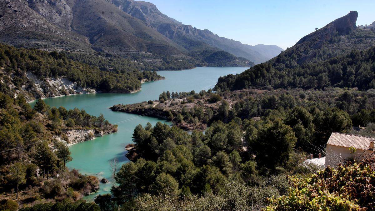 El Embalse de Guadalest ofrece una ruta fácil para todos los públicos.