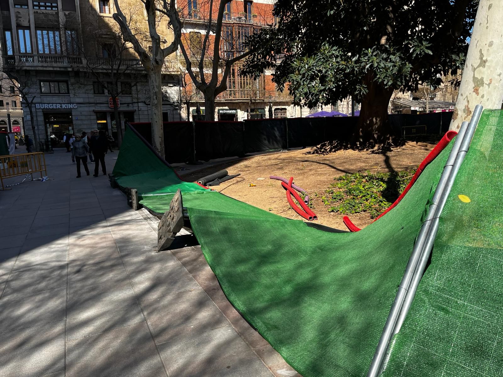 FOTOS: Obras plaza España en Palma | Las vallas amanecen tiradas en el suelo