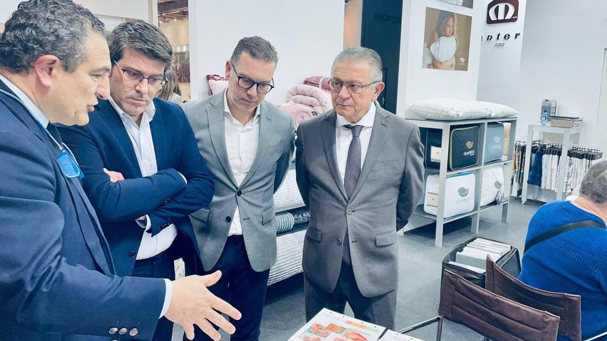 Jorge Rodríguez, el regidor Úbeda y el presidente e Ateval, en la Feria Heimtextil.