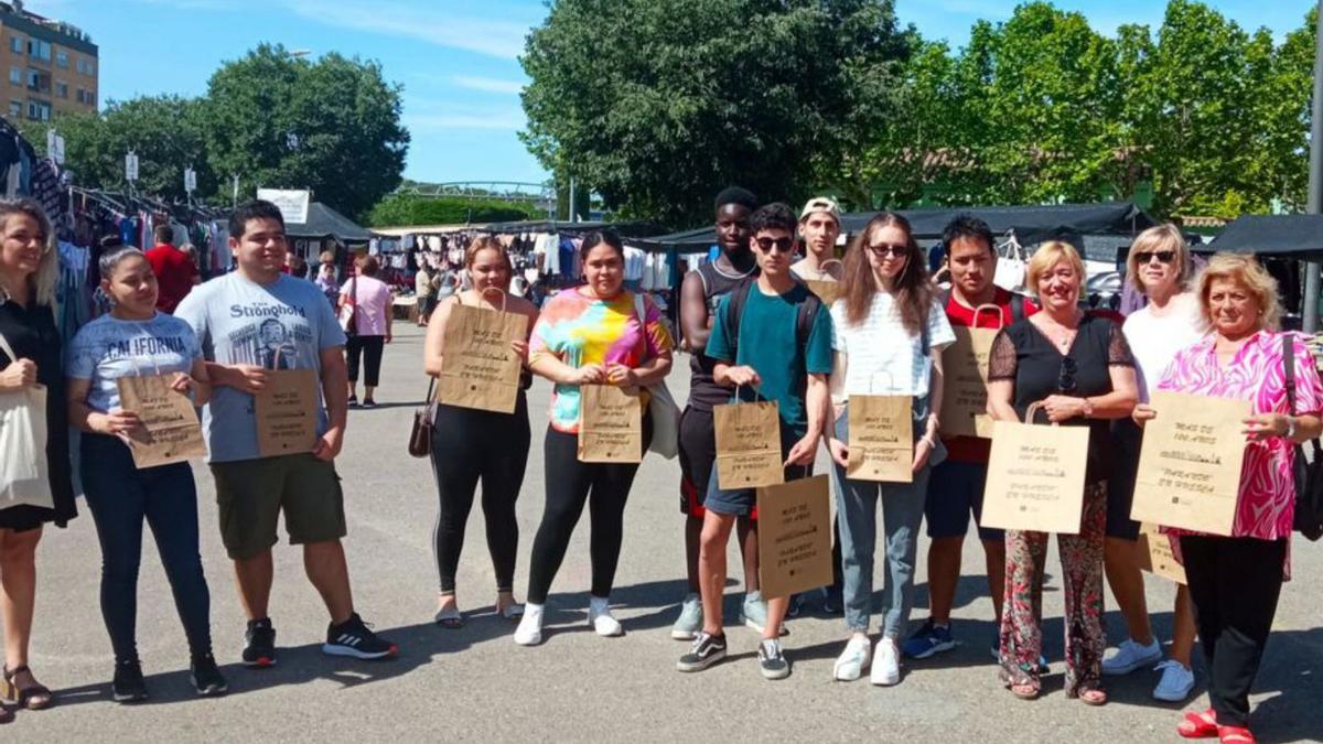 Presentación de las bolsas homenaje al Mercado de Venta Ambulante.  | AYUNTAMIENTO DE HUESCA