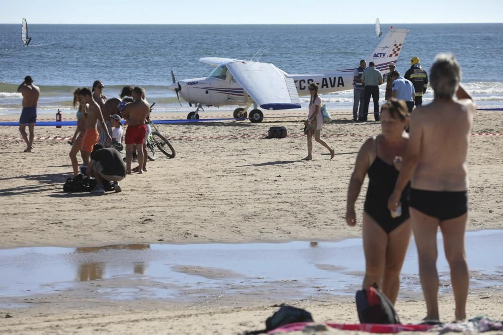 DOS BAÑISTAS MUEREN ARROLLADOS POR UNA AVIONETA ...