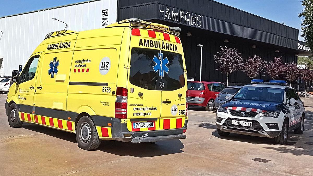 Els serveis d’emergències a l’exterior de l’empresa on hi va haver l’accident ahir al matí | ROGER JUNYENT