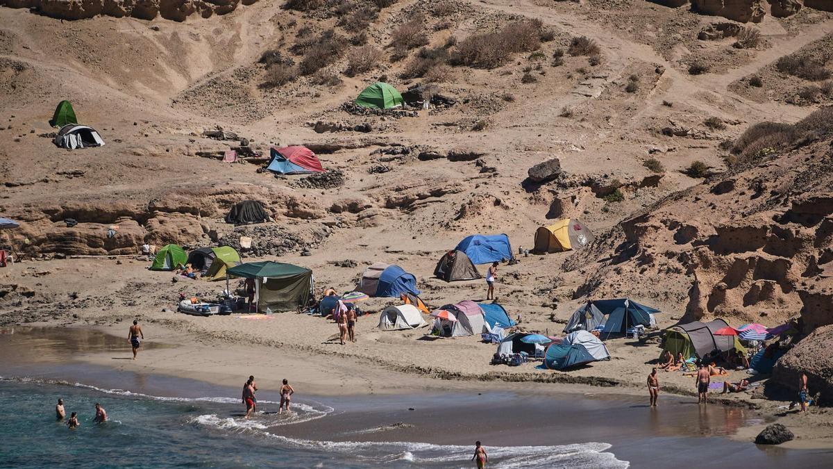 Un dispositivo de desalojo de La Caleta-Diego Hernández.