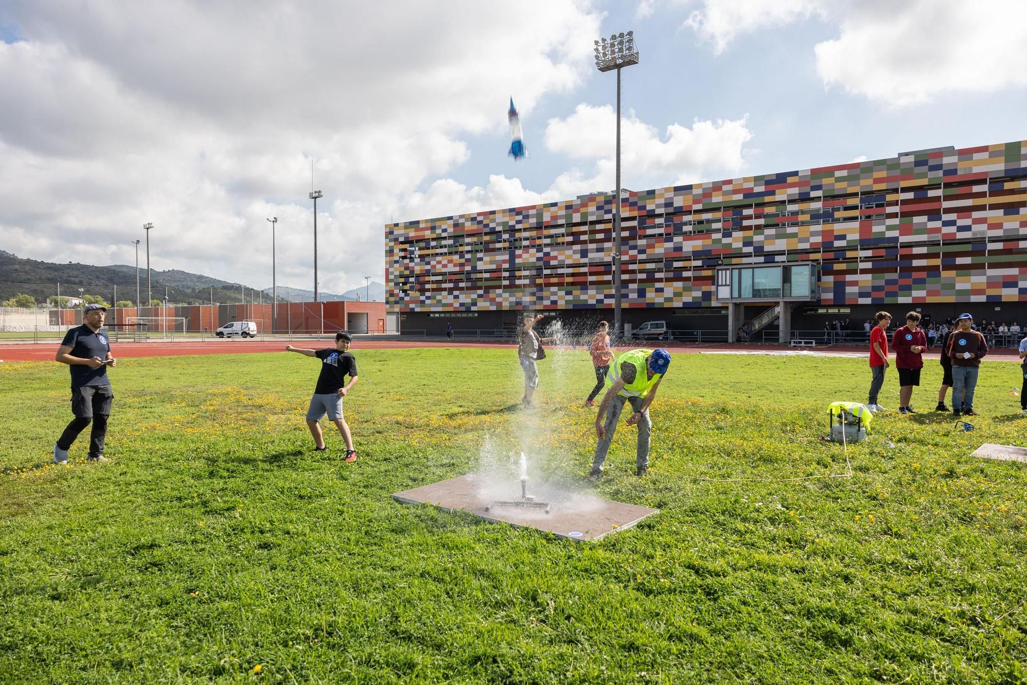 El concurso de cohetes de agua congrega a 400 participantes en la UJI