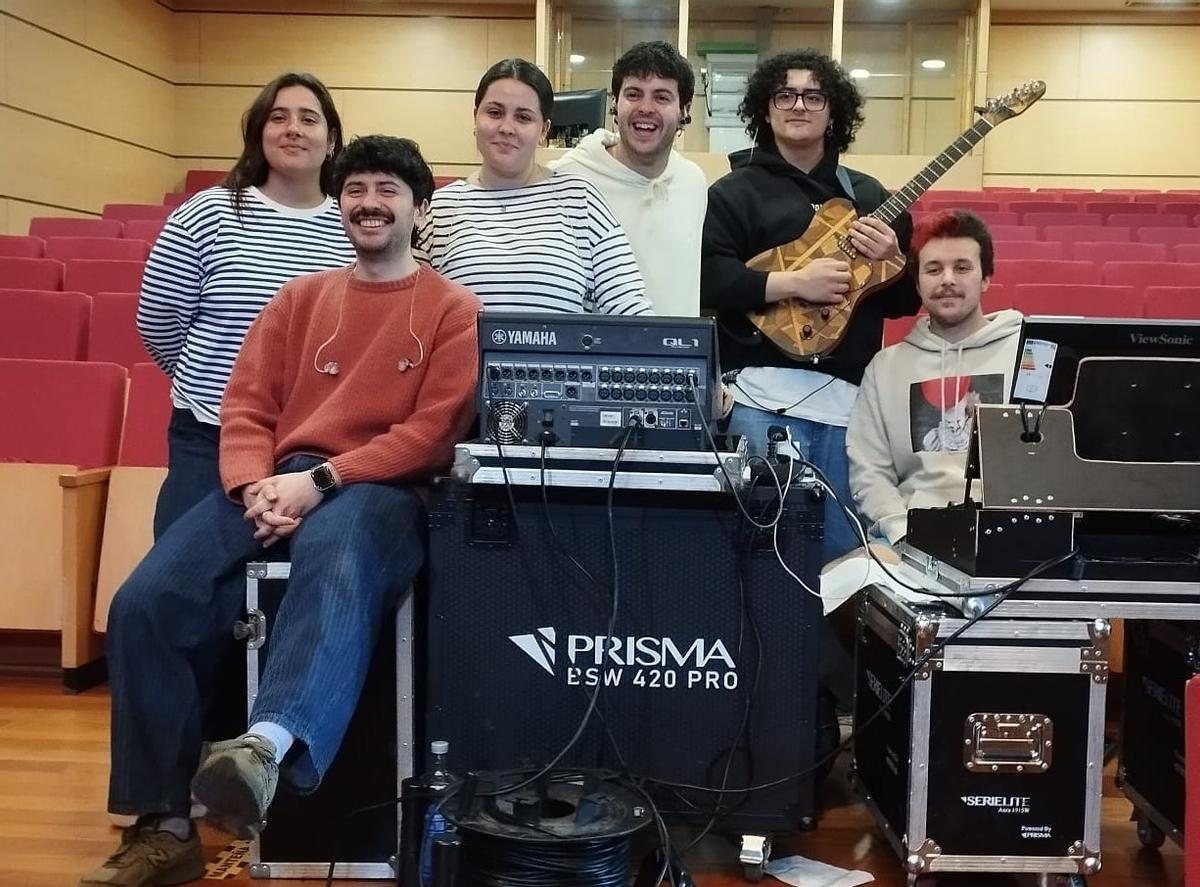 Músicos e técnicos de Alana no auditorio de Vimianzo.