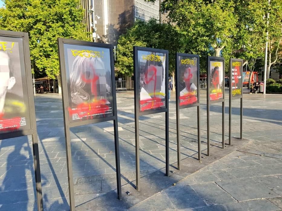 Werke des Künstlers Santiago Sierra auf dem Plaza de España zerstört