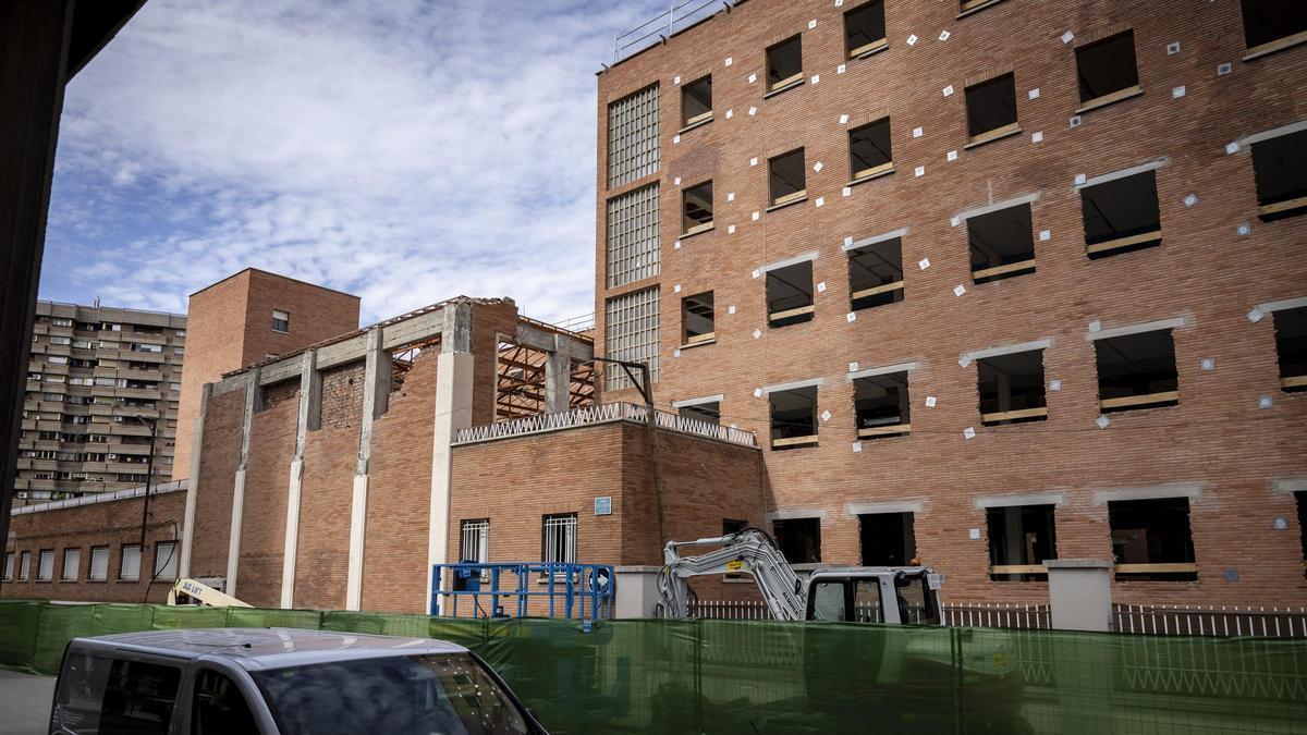 Los trabajos de demolición avanzan en la antigua residencia Santa María Reina de Zaragoza