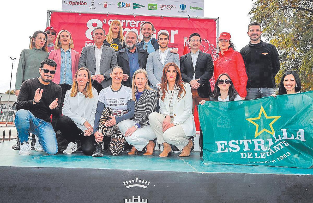 Parte del equipo de La Opinión y el alcalde Serrano en la Carrera de la Mujer.