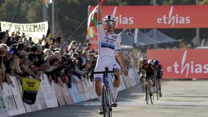 Thibau Nys celebra la victoria en Benidorm