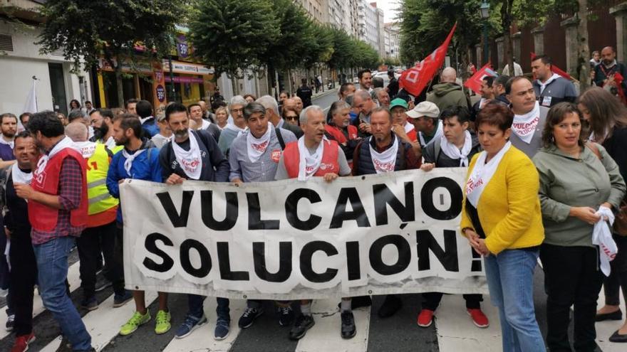 Trabajadores de Vulcano, ante el Parlamento. // EP