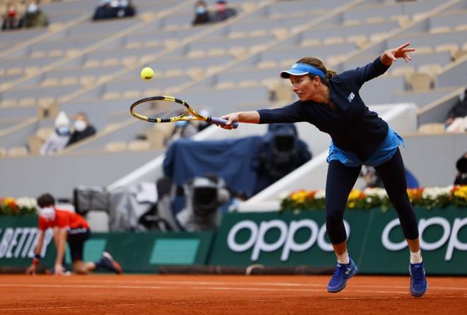 Danielle Collins, de EE. UU., devuelve la bola a Ons Jabeur de Túnez durante el partido de tenis femenino de la cuarta ronda, de Roland Garros 2020 Abierto de Francia en París.