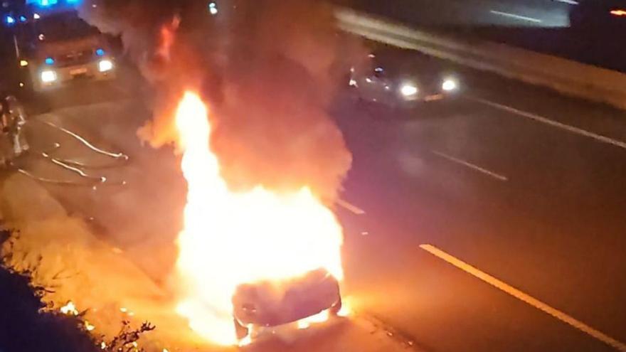 Arde un coche en la Autovía do Morrazo y sus ocupantes logran salir ilesos