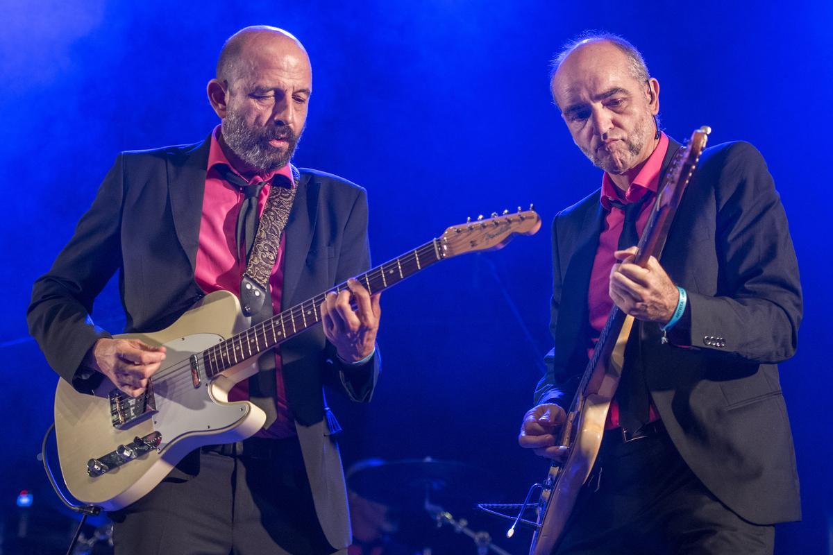 Concierto de Los Enemigos en el campo de futbol de Valle Hebrón. En la imagen Josele Santiago y David Krahe. 