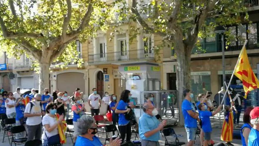 Ambient reivindicatiu de la Diada a la plaça de la Palmera de Figueres