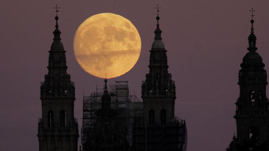 La &#039;superluna&#039; hace su aparición en el cielo