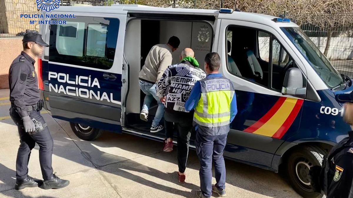 La Policía Nacional traslada a los presuntos ladrones detenidos.