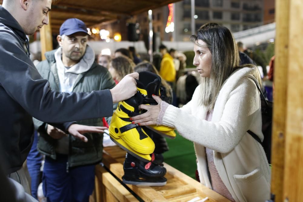 La ciudad inaugura la pista de patinaje al aire libre frente a las instalaciones del Real Club Náutico.