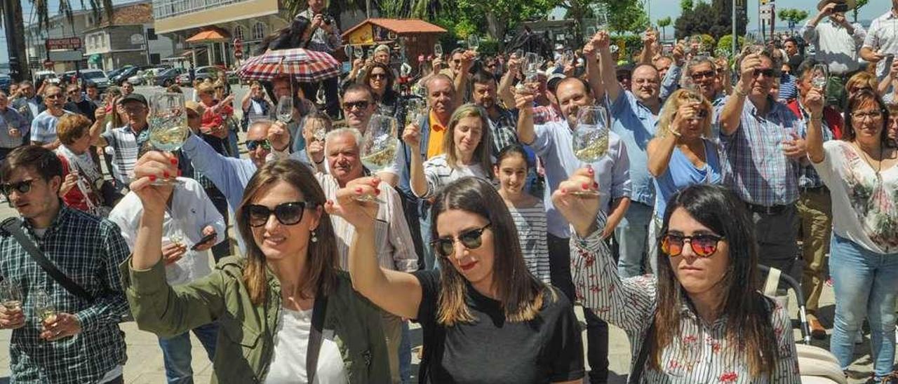 Momento del brindis por el vino albariño en la plaza del Concello de Cambados. // Iñaki Abella