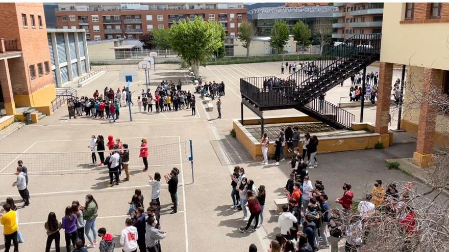 Estudiantes del instituto Leonardo de Chabacier escuchan la lectura del manifiesto en el patio del centro el pasado 12 de mayo.
