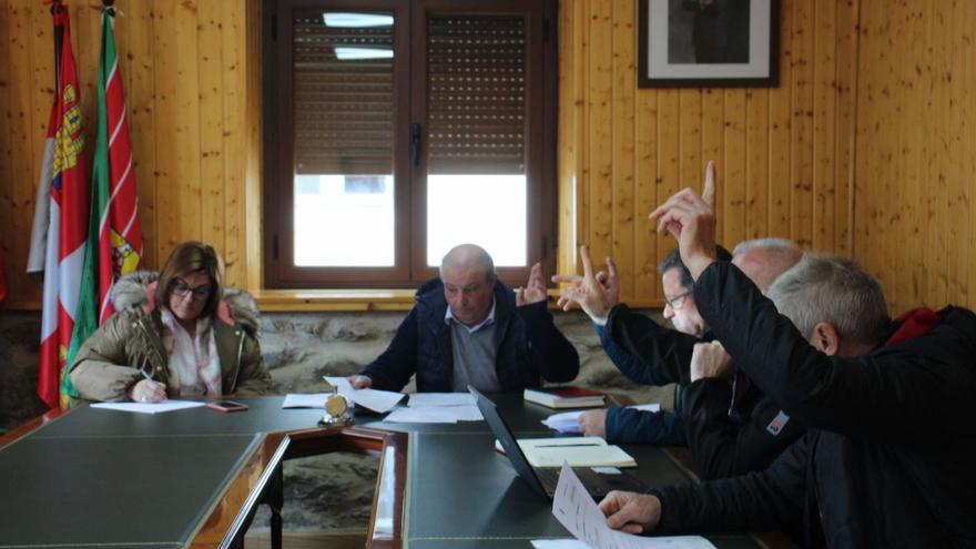 Concejales del Ayuntamiento de Galende votan uno de los puntos del orden del día del pleno. | ARACELI SAAVEDRA