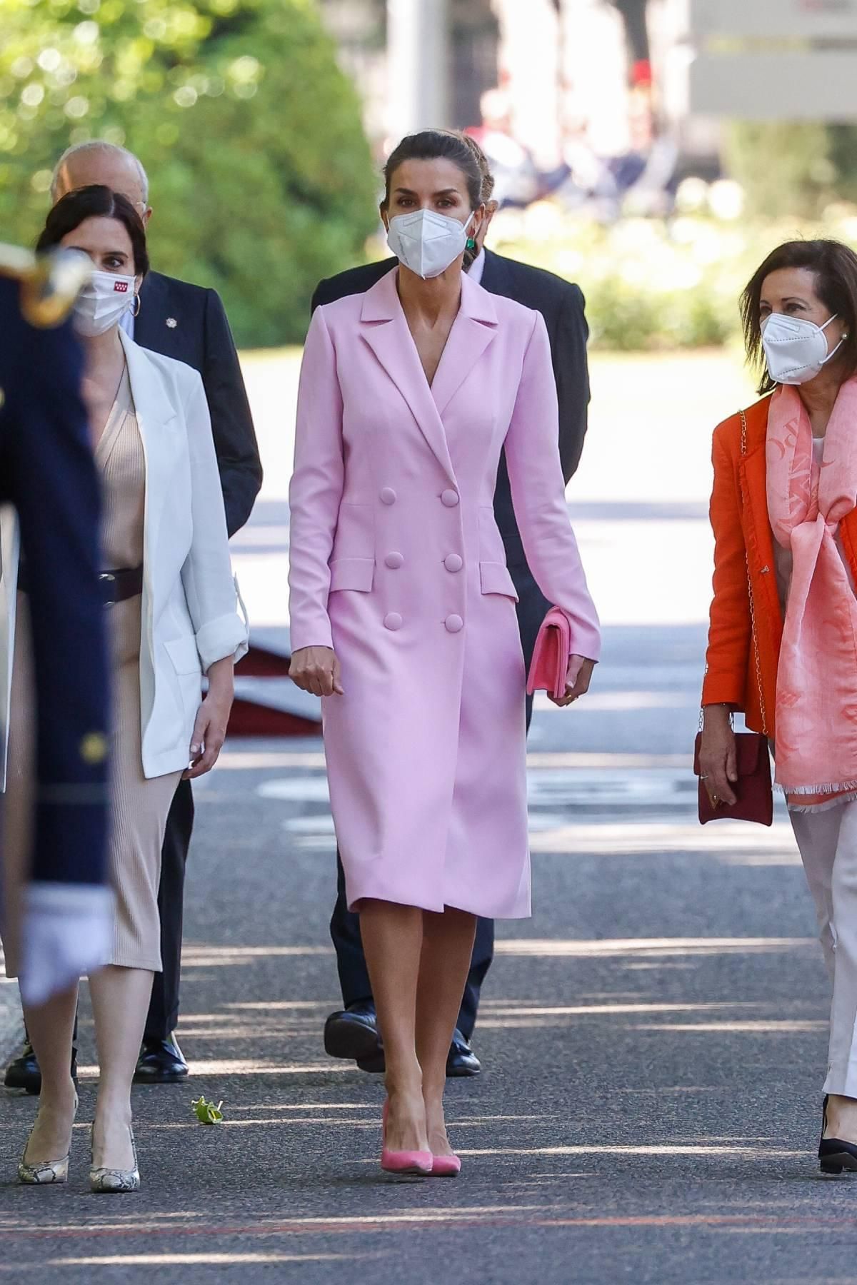 La reina Letizia con vestido blazer rosa
