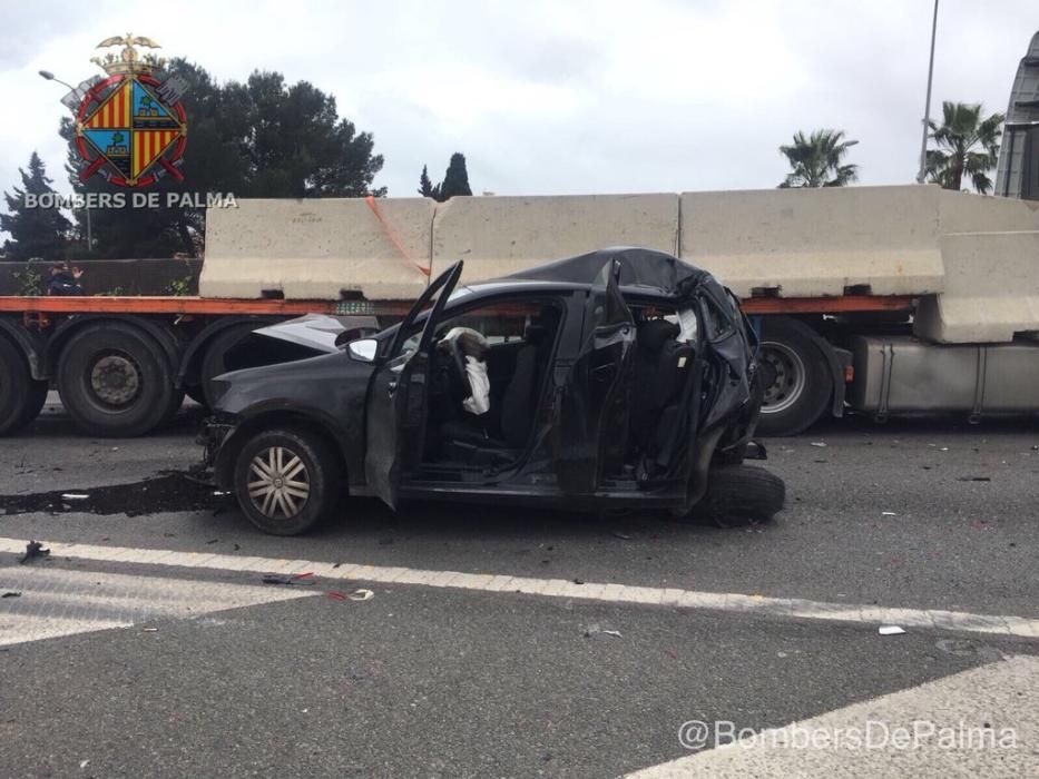 Un aparatoso accidente colapsa la Vía de Cintura y los principales accesos a Palma