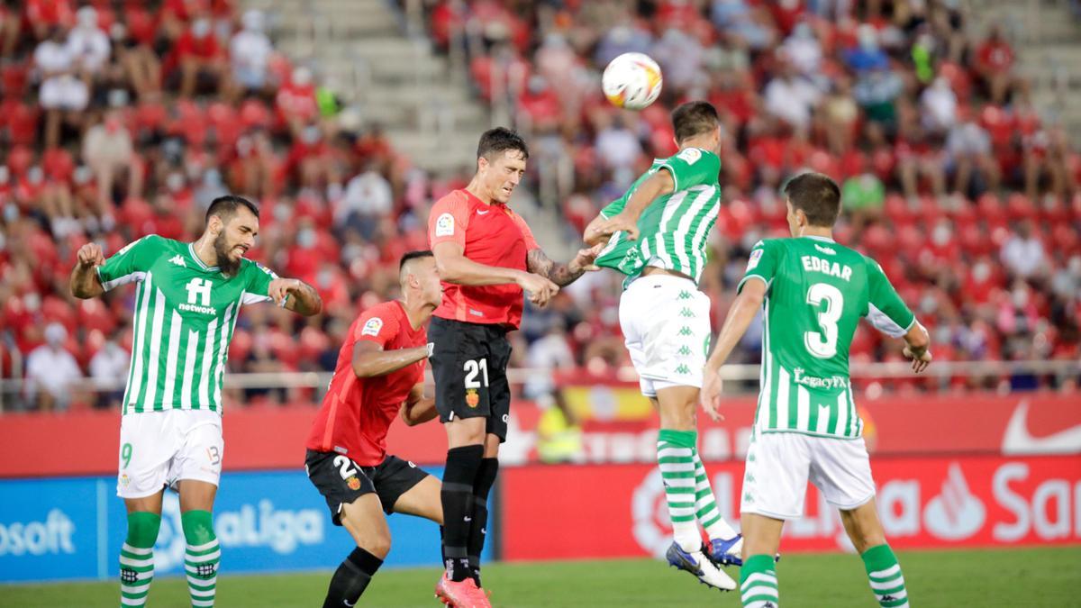 Raíllo despeja un balón en el partido de la primera jornada de LaLiga frente al Betis.