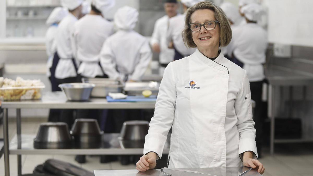 La xef Pilar Montojo en una de les cuines de l'Escola d'Hostaleria i Turisme de Girona.