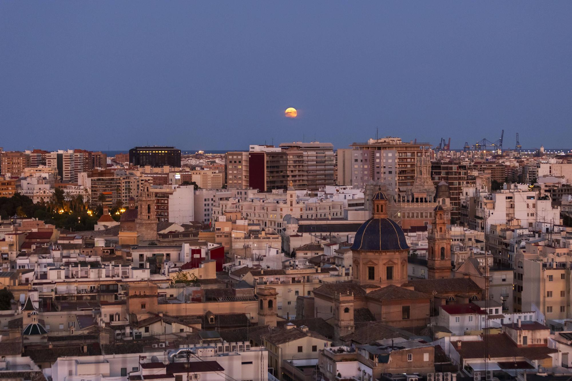 La Superluna azul vista desde el cielo de Valencia