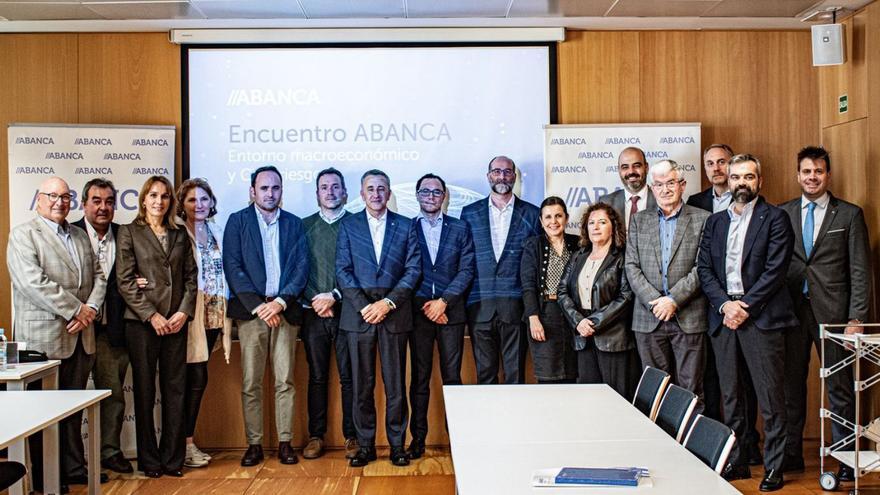 El director territorial de Abanca en A Coruña, (séptimo por la izda), en la reunión de ayer. |   // L. O.