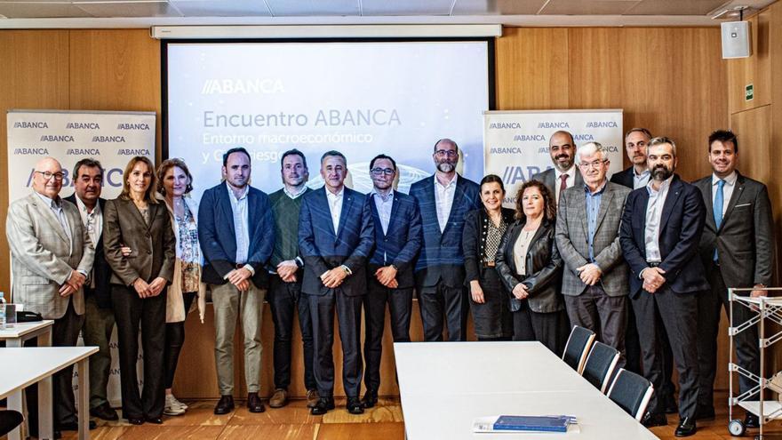 El director territorial de Abanca en A Coruña, (séptimo por la izda), en la reunión de ayer. | // L. O.