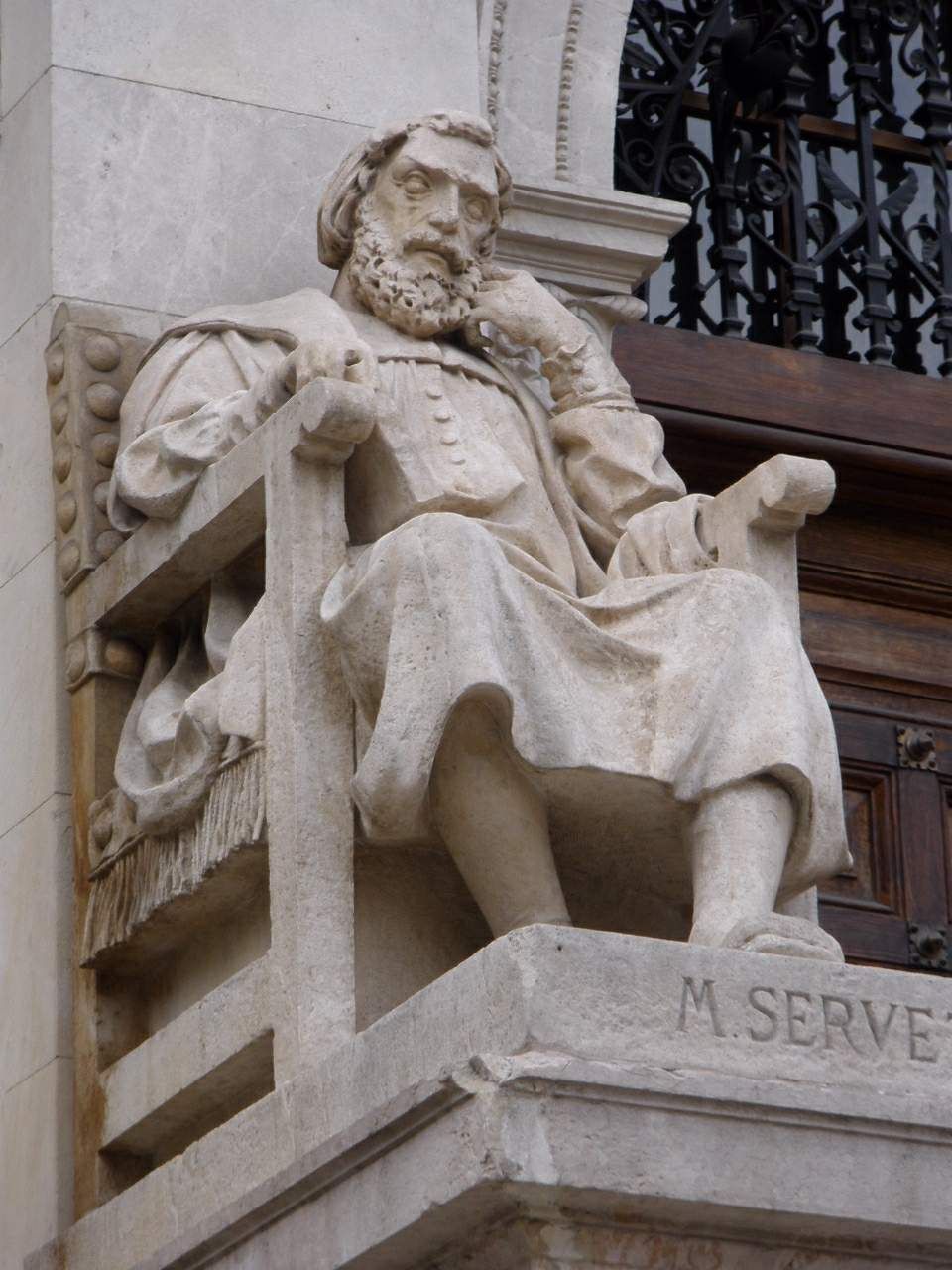 Estatua de Miguel Servet en la antigua faultad de Medicina de Zaragoza.