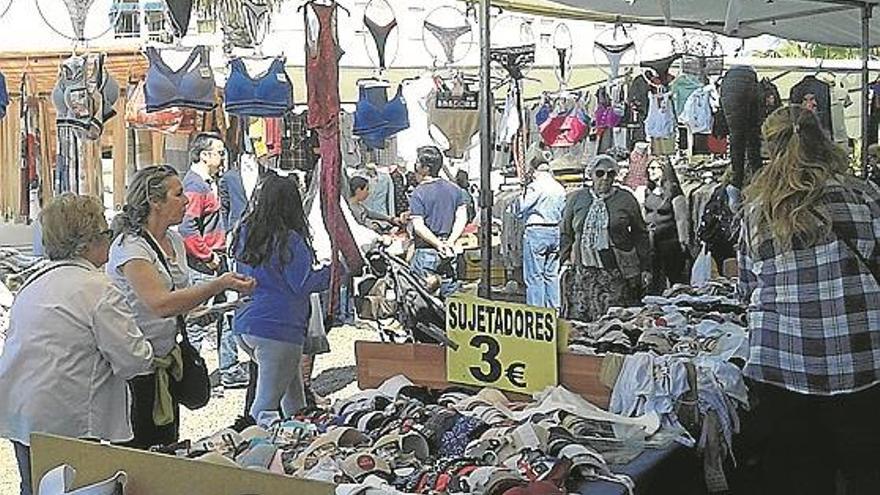 La plaza de toros de Mérida estrena mercadillo
